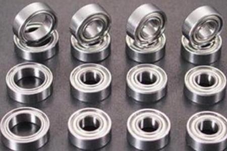 加寬不銹鋼軸承噪音大竟是因?yàn)樗?/></p><p>　　通常來(lái)說(shuō)，加寬不銹鋼軸承本身是沒(méi)有噪音的，所謂的“噪音”主要就是軸承和周?chē)Y(jié)構(gòu)之間所產(chǎn)生的振動(dòng)。很多的時(shí)候，噪音大的問(wèn)題被視為涉及到整個(gè)軸承應(yīng)用的振動(dòng)問(wèn)題。</p><p>　　<strong>軸承發(fā)生振動(dòng)是因?yàn)橐韵聨讉€(gè)原因：</strong></p><p>　　1、因?yàn)榧虞d的滾動(dòng)體數(shù)量發(fā)生變化而產(chǎn)生激振：</p><p>　　當(dāng)一個(gè)徑向負(fù)荷加載到軸承上的時(shí)候，其所需要承載負(fù)荷的滾動(dòng)體數(shù)量是會(huì)有變化的，這種變化會(huì)引起負(fù)荷方向的偏移，從而導(dǎo)致軸承產(chǎn)生振動(dòng)，這種振動(dòng)是可以通過(guò)軸向預(yù)加載來(lái)改善。</p><p>　　2、軸承局部已經(jīng)損壞：</p><p>　　軸承安裝錯(cuò)誤或者操作失誤，都可能導(dǎo)致一部分的軸承滾道和滾動(dòng)體受損。這些受損的部件在軸承運(yùn)行的時(shí)候會(huì)產(chǎn)生特定的振動(dòng)頻率。</p><p>　　3、相關(guān)部件的精度：</p><p>　　當(dāng)軸承圈和軸承座或者傳動(dòng)軸之間可以實(shí)現(xiàn)緊密配合的前提條件下，軸承圈可能會(huì)因?yàn)楹拖噜彶考庑芜M(jìn)行配合而出現(xiàn)變形，一旦發(fā)生變形，那么在運(yùn)行的時(shí)候，就會(huì)有振動(dòng)產(chǎn)生。</p><p>　　4、污染物：</p><p>　　軸承在污染環(huán)境中運(yùn)行，雜質(zhì)進(jìn)入軸承的概率就大大提高，雜物就有可能被滾動(dòng)體碾壓，軸承振動(dòng)的程度往往取決于雜質(zhì)的數(shù)量和大小。一般這種振動(dòng)的聲音是比較煩人的。</p><p>　　加寬不銹鋼軸承產(chǎn)生噪音的原因是比較復(fù)雜的，除了上面介紹的幾個(gè)原因之外，軸承疲勞、潤(rùn)滑劑不足、保持架松動(dòng)等也會(huì)引起軸承噪音。</p></div>
      <div   id=